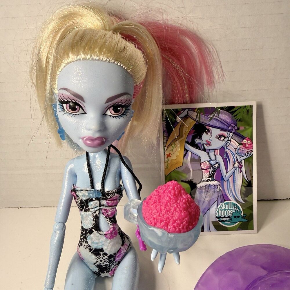 Monster High Skull Shores Abbey Bominable Doll Hat Drink Card Shoes Mattel 2011